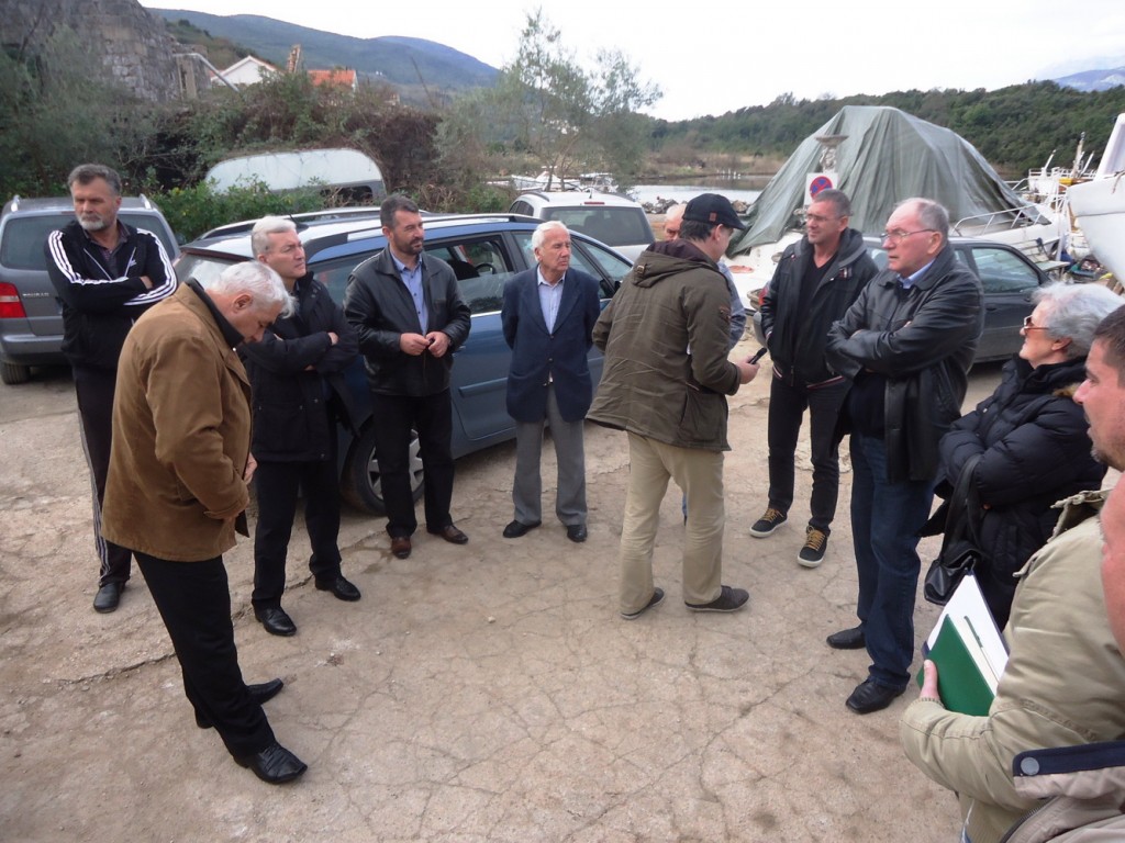 Mjestani u razgovoru sa Novoselom i Boskovicem