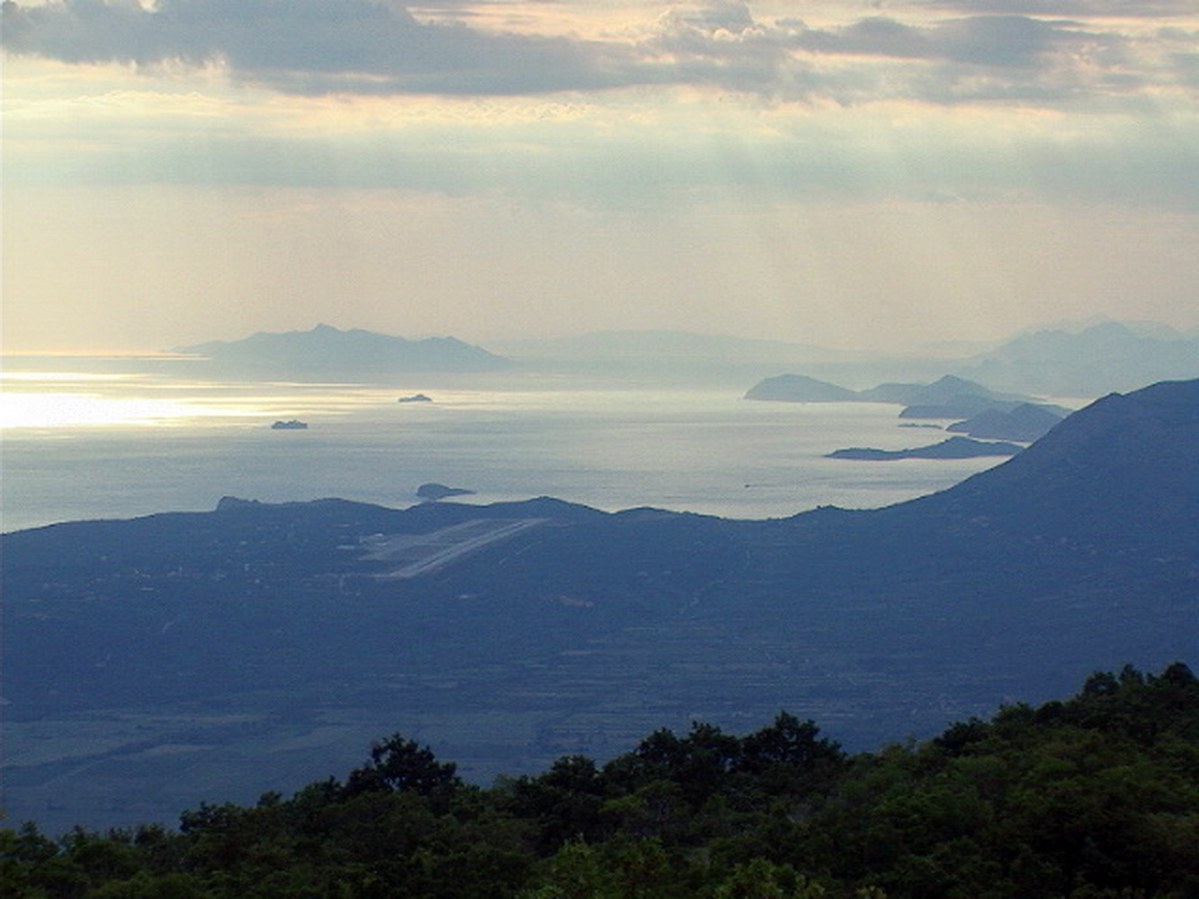 Konavle sa aerodromom, Elafiti, Mljet i Korčula, gledani sa CG strane granice u reonu Bjelotine