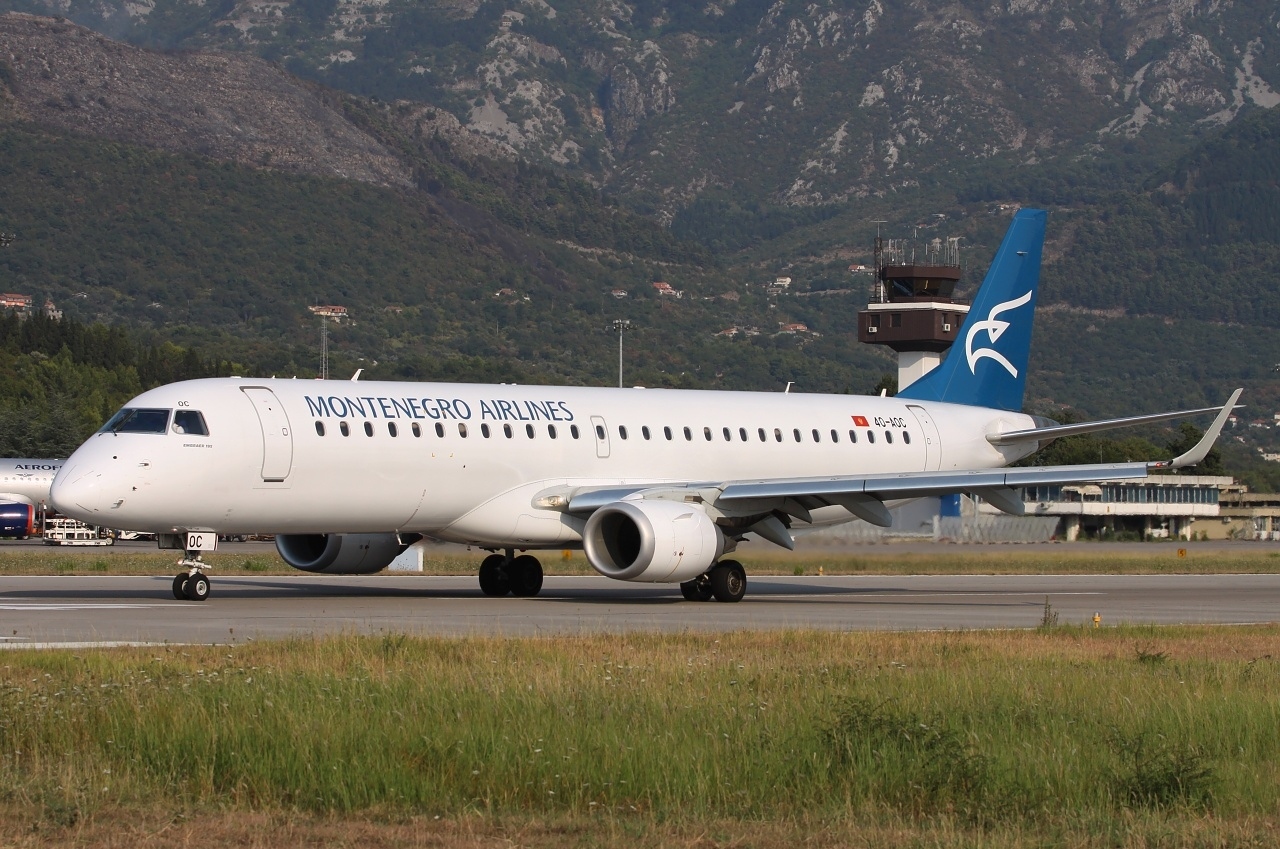 Montenegroairlinesov embraer E 195 na aerodromu Tivat