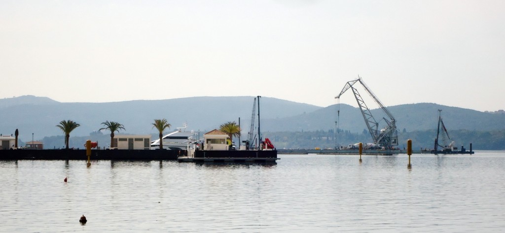 Nove stubne plutace za eko branu oko pumpne stanice Porto Montenegra
