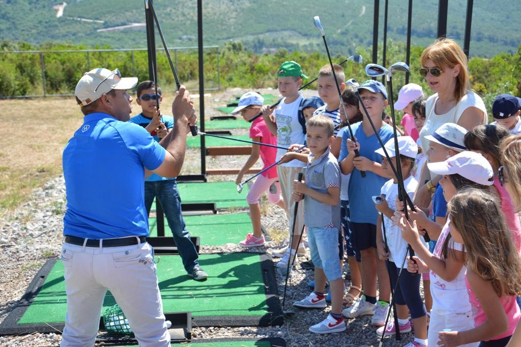 Tivatski osnovci na golf vježbalištu