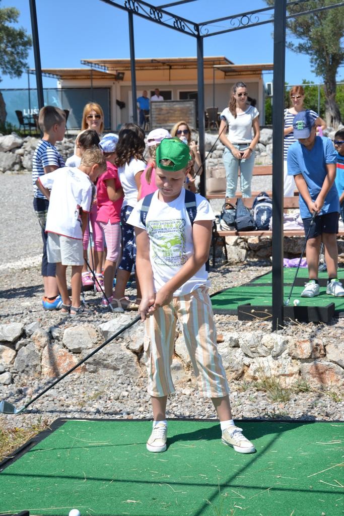 Tivatski osnovci na golf vježbalištu