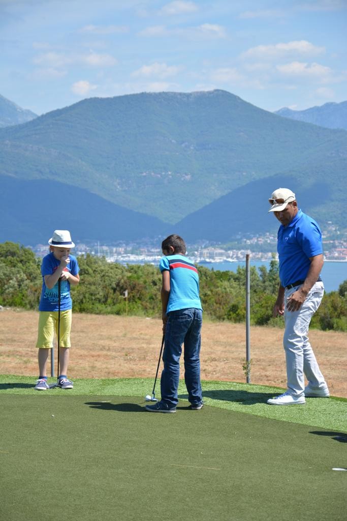 Tivatski osnovci na golf vježbalištu