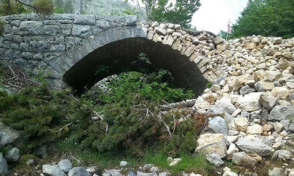 Oštećen put Crkvice Orjensko sedlo kod donjeg mosta