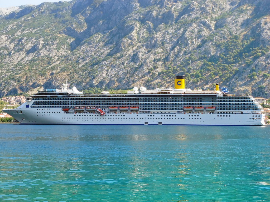 COSTA MEDITERRANEA sa tenderom koji i dlaje visi niz lijevi bok broda