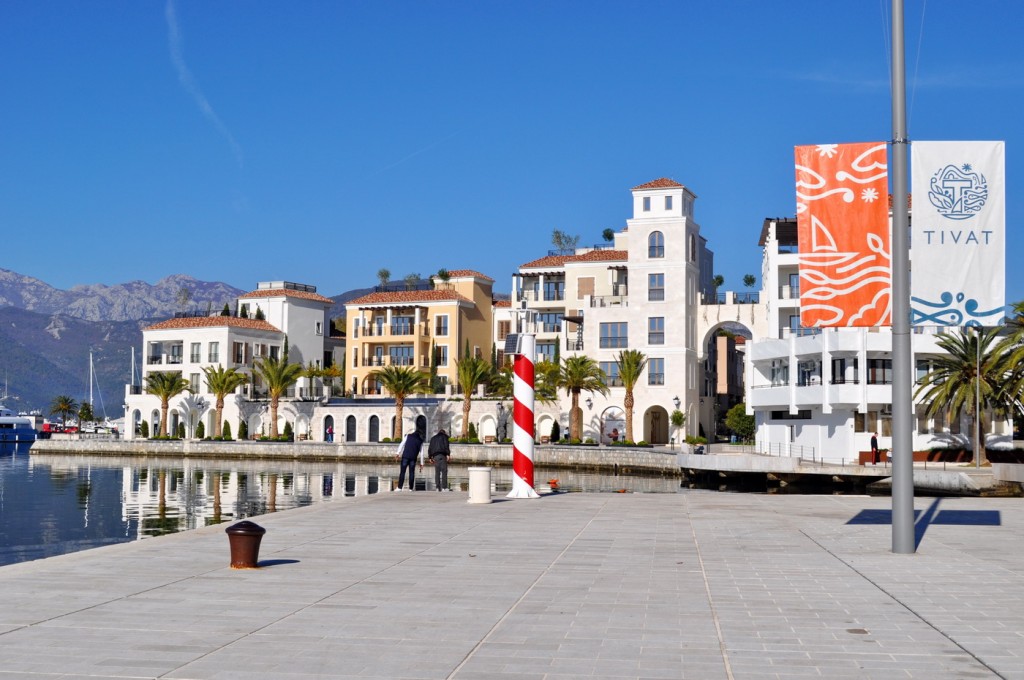 Tivat,riva,Pine,pogled na Porto Montenegro