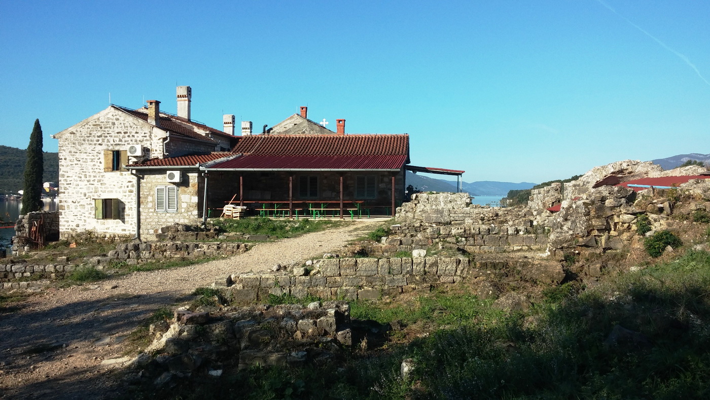 Iz manastirskog kompleksa na Prevlaci