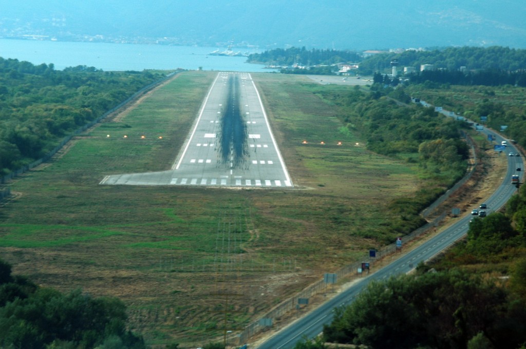 Prilaz na slijetanje na aerodrom Tivat do koga dovodi lokalajzer