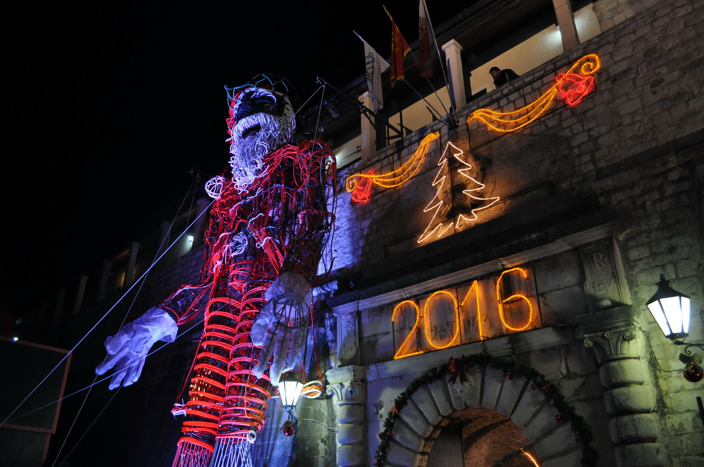 Kotor - postavljen „Guliver Djed mraz“ visok 14 metara