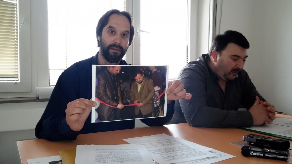 Kovačević pokazuje fotografiju Kankaraša kako otvara Magnoliju