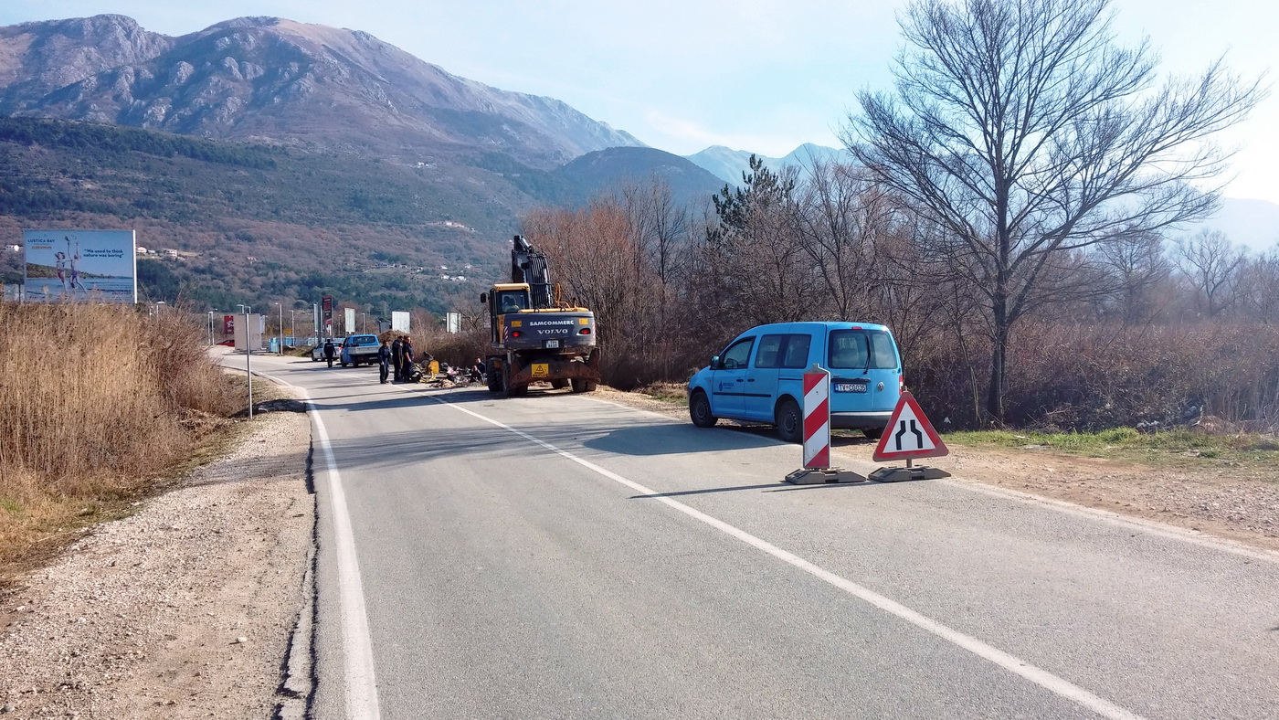 Sa krpljenja jedne od havarija na problematicnom vodovodu za Krtole