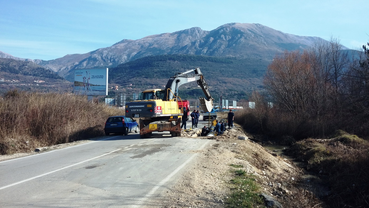 Sa krpljenja jedne od havarija na problematicnom vodovodu za Krtole