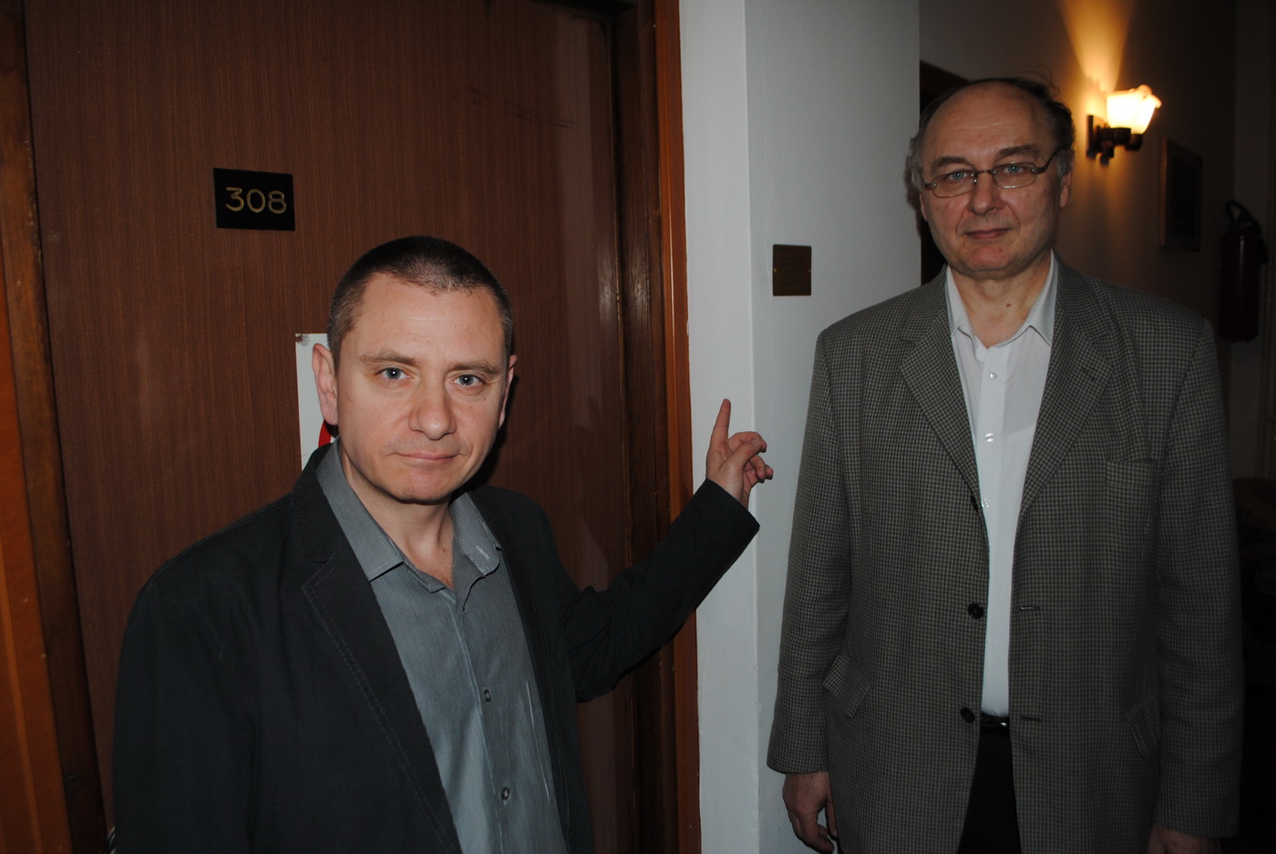 Nikola Malović i Dragan Milosavljević ispred sobe 308 hotela „Kasina“ na Terazijama (Foto: Laguna)