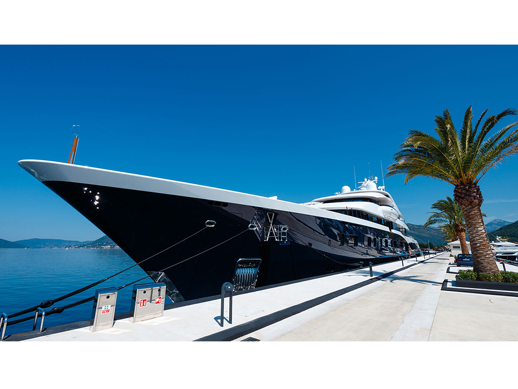 Superjahta na vezu u Porto Montenegro
