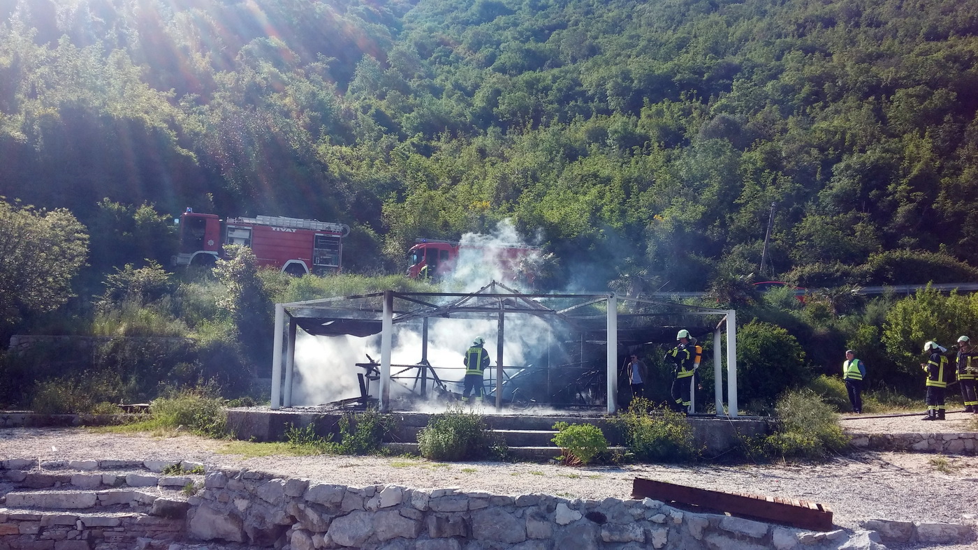 Izgorio plažni bar "Verige beach"