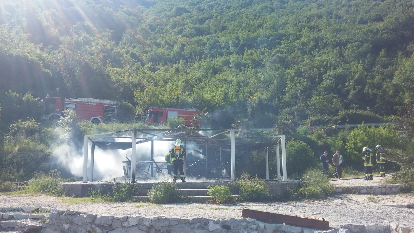 Izgorio plažni bar "Verige beach"