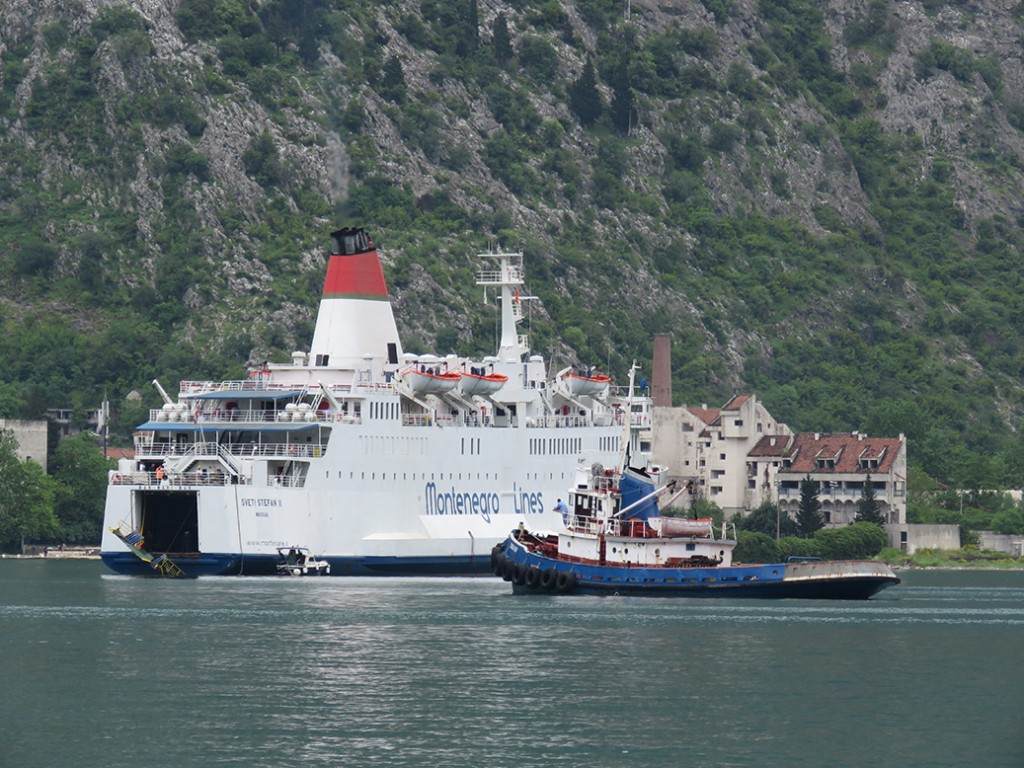 Ostreceni SVETI STEFAN II i remorker u Kotoru