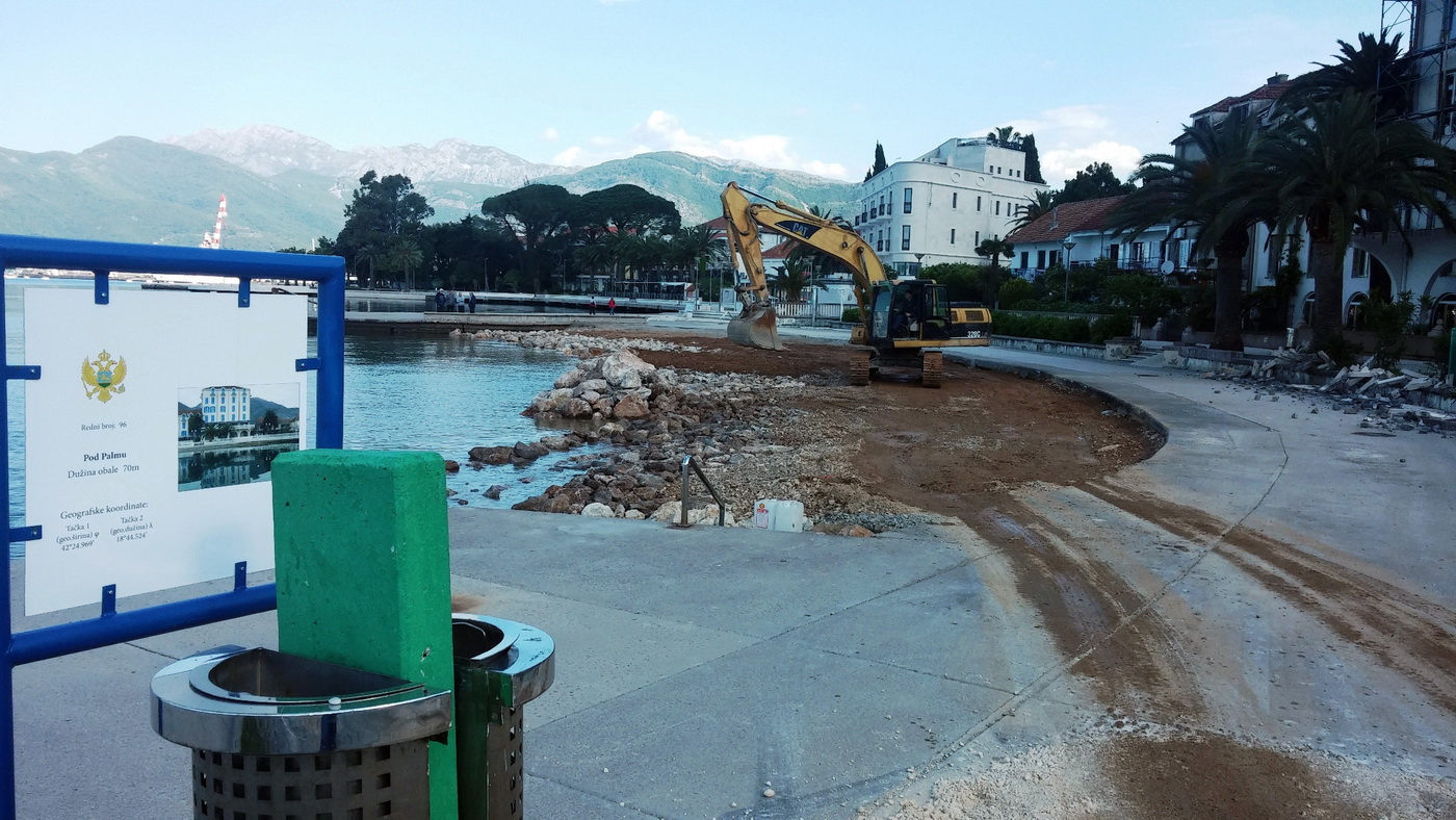 Nasipanje oznacene ribarske poste pred hotelom Palma