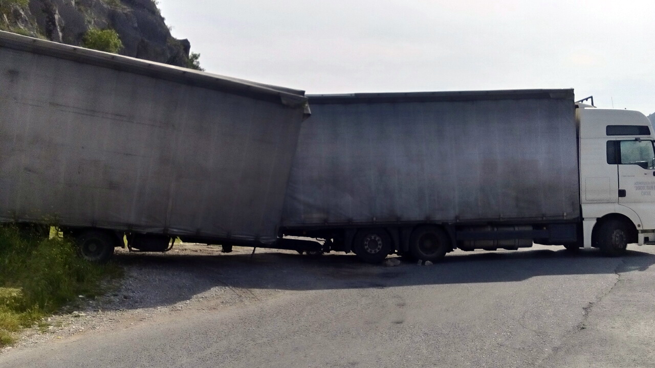 Zaglavljeni sleper u Verigama - foto SZP Tivat