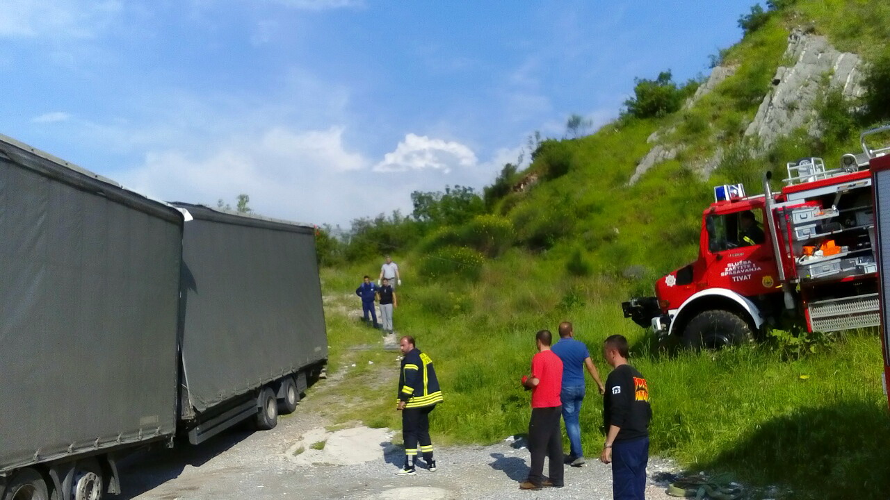 Zaglavljeni sleper u Verigama - foto SZP Tivat