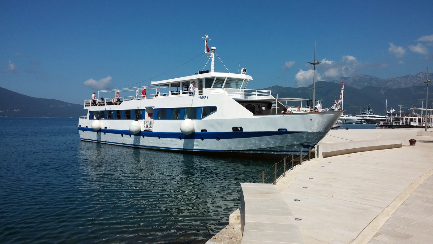 Jedan od turistickih brodova na rivi Pine