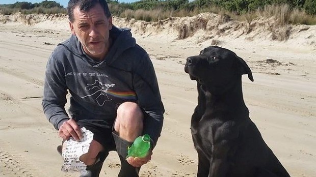 Ričard Gomez sa porukom starom 21 godinu (foto stuff.co.nz)