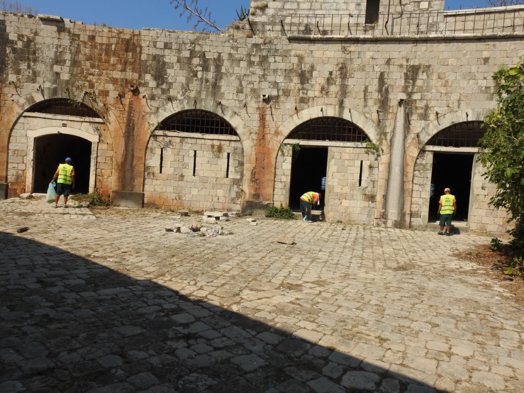 Mamula, čišćenje