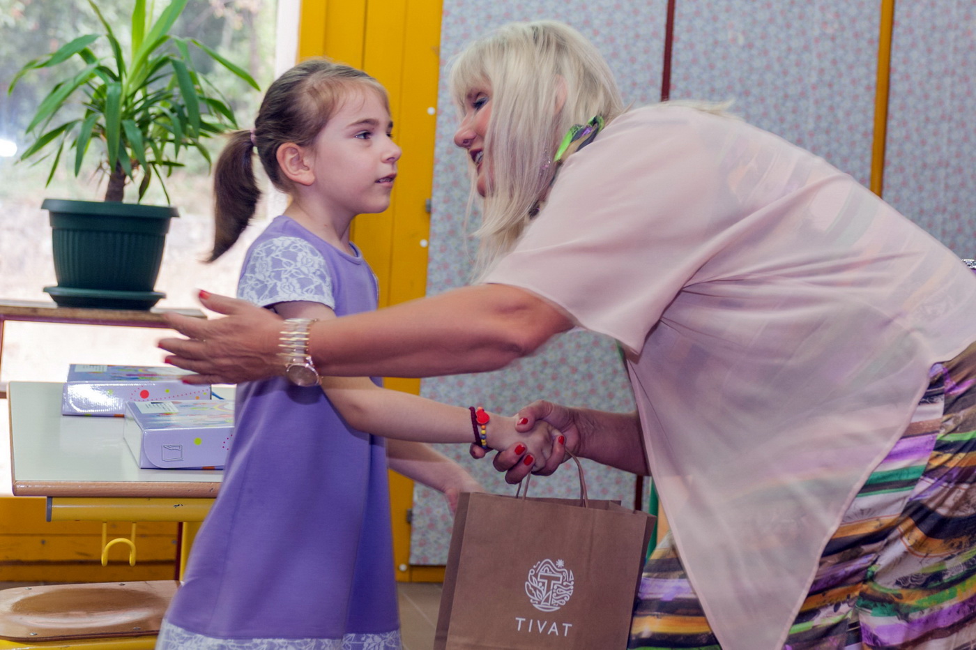 Predsjednica opstine urucuje poklon prvacima u Radovicima
