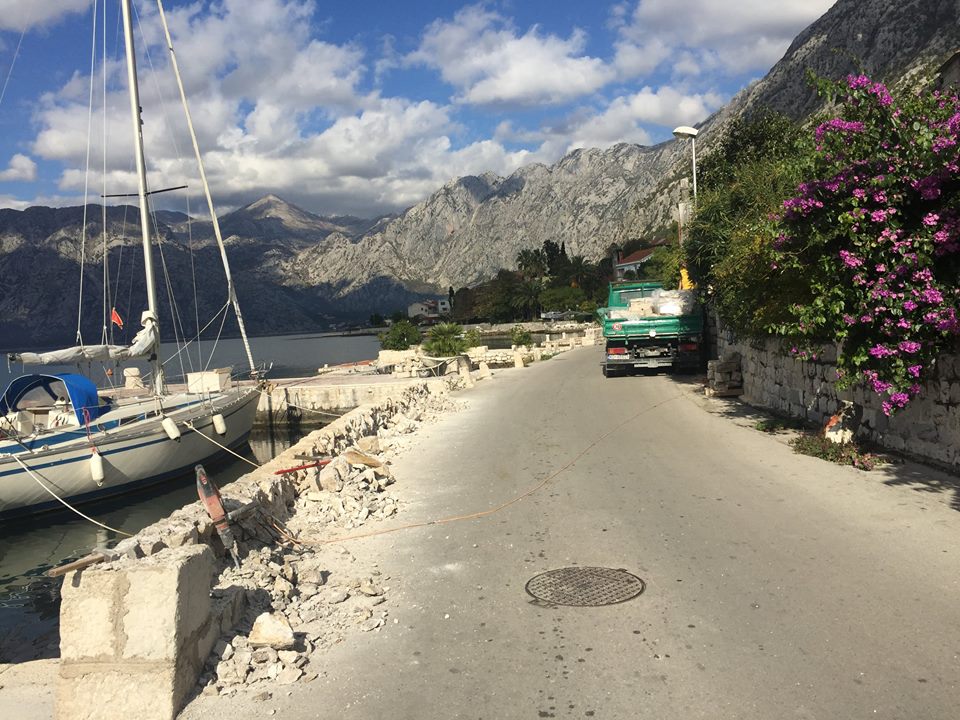 Dobrota -rušenje parapeta - foto Radio Kotori