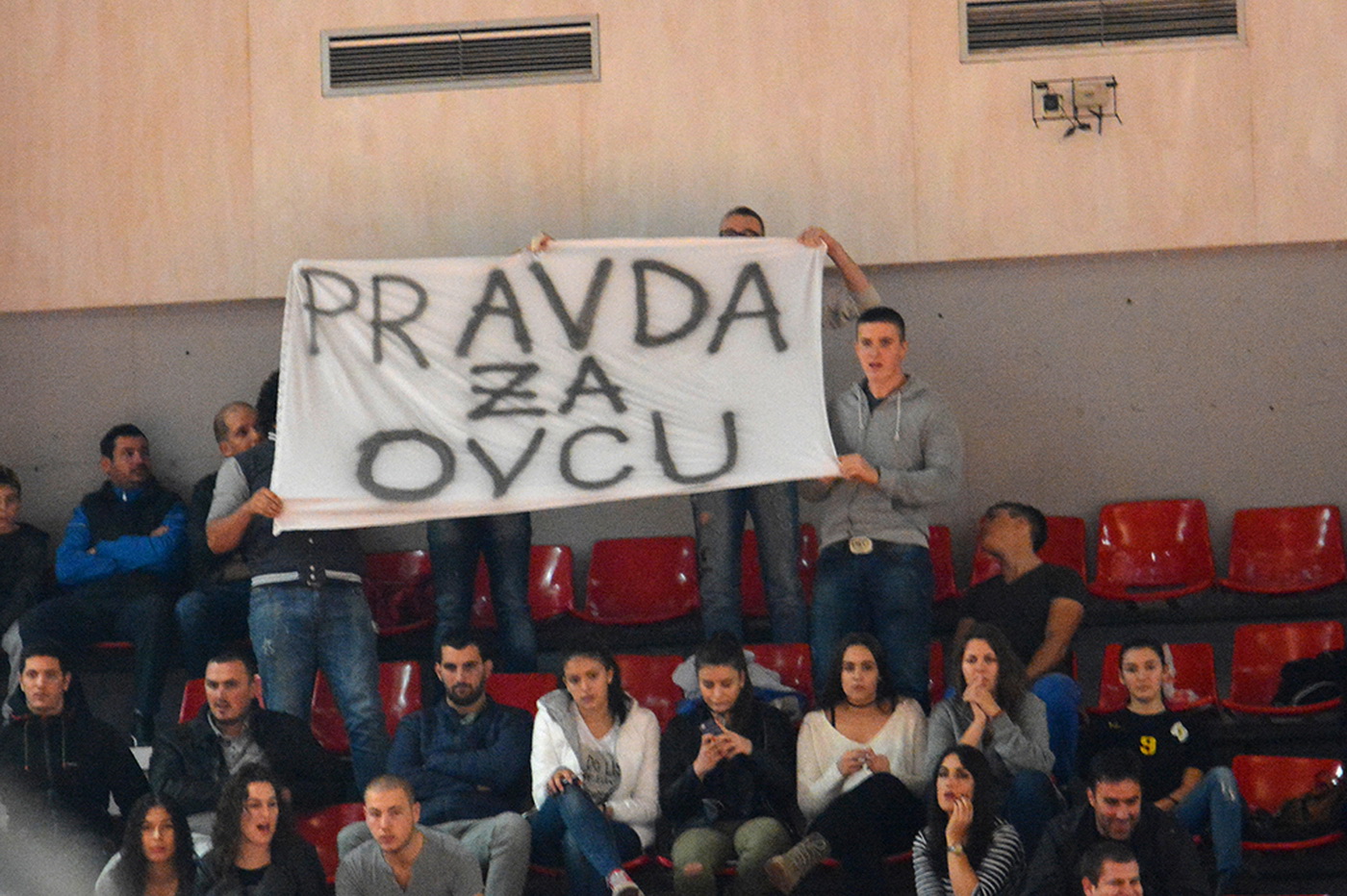Navijači sa transparentom