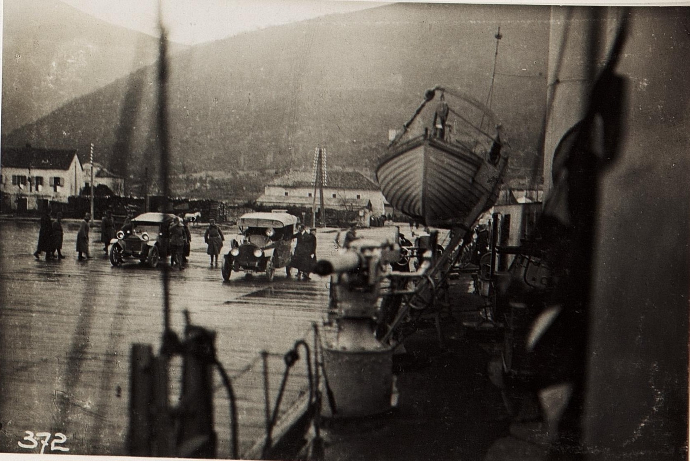 Einschiffung auf den Torpedobootzerstörer SCHARFSCHUETZ in Theodo