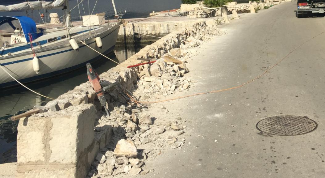 Dobrota -rušenje parapeta - foto Radio Kotori