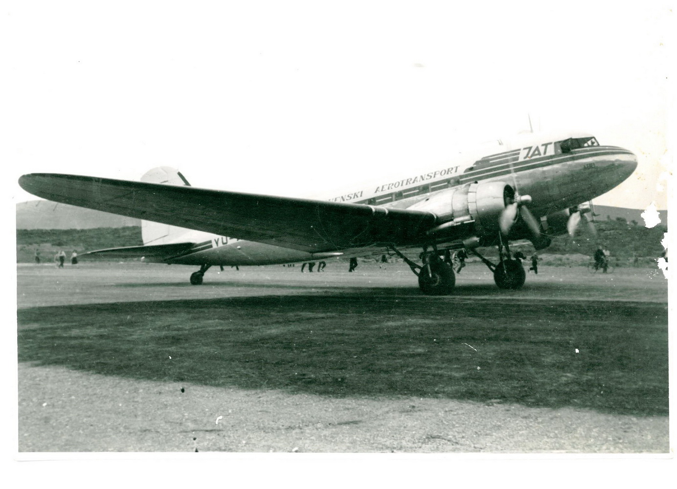 jatov-douglas-dc-3-na-travnatoj-pisti-u-tivtu
