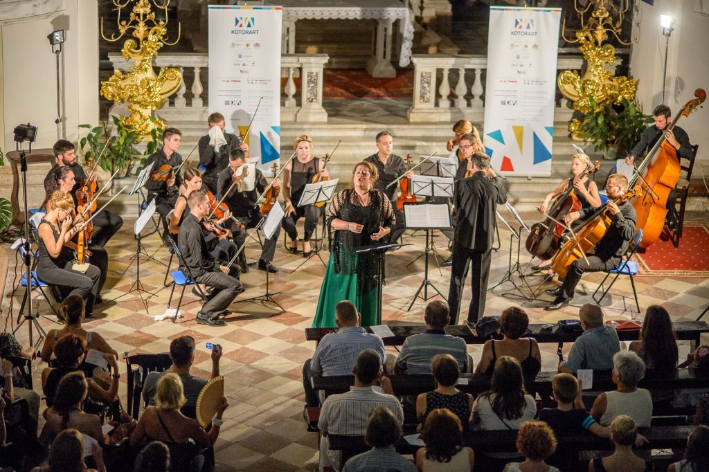 Crkva Sv. Eustahija, Dobrota, Hendlove Heroine| Katarina Jovanovic´, sopran; Nikolaj Lalov, dirigent; Festivalski orkestar KotorArt-a, Foto: Duško Miljanić