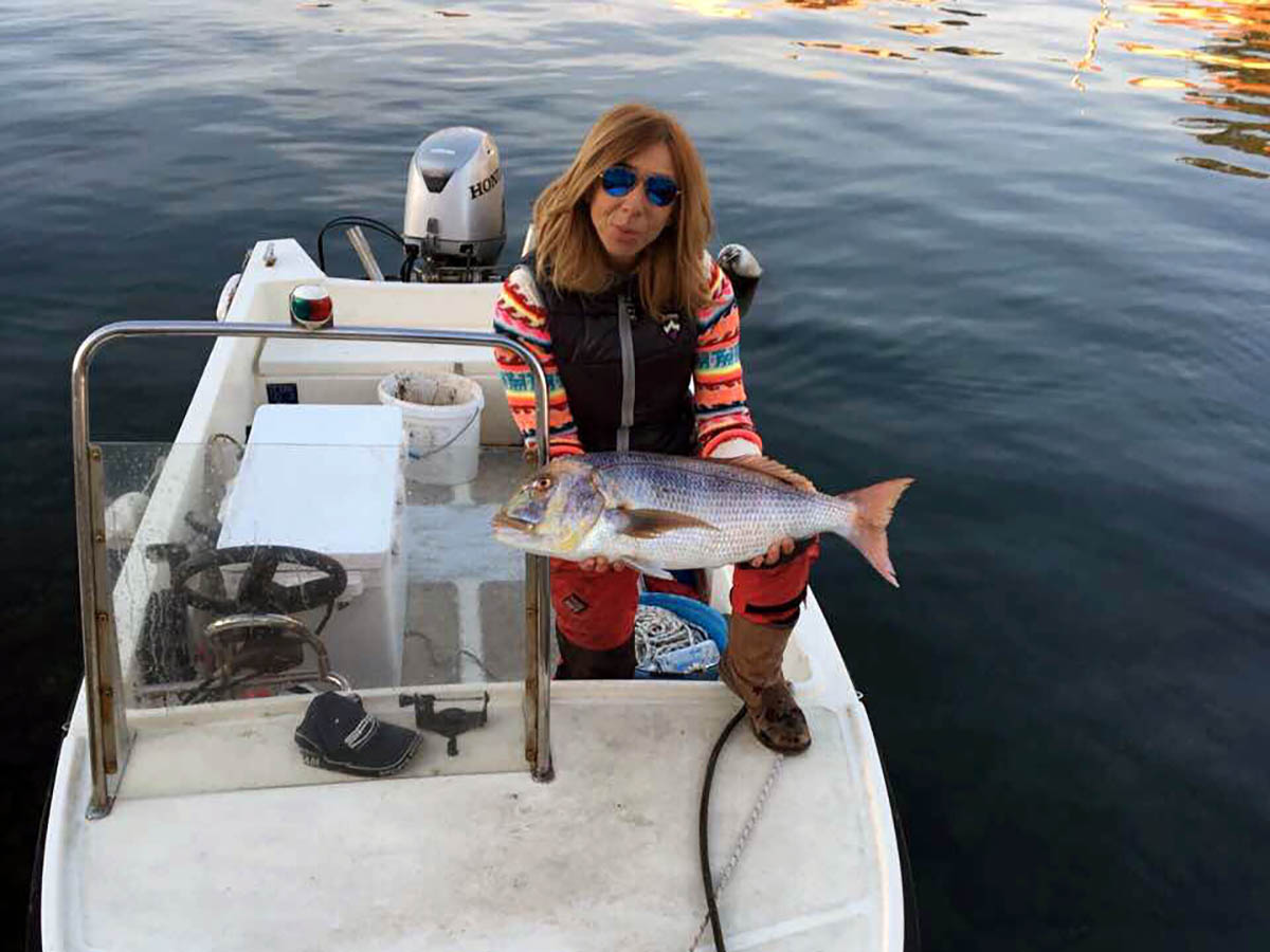 Jelsa, 020117. Dr. med. Katarina Vrcan je na Novu godinu ulovila zubaca teskog 6.50 kg, Na slici je dr. med. Katarina Vrcan, koja je na Novu godinu ulovila zubaca teskog 6.50 kg, snimljeno u vrbovackoj luci na otoku Hvaru, Foto: Ustupljeno / Cropix