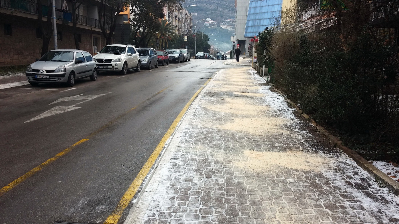 Smrznuti trotoari u Tivtu
